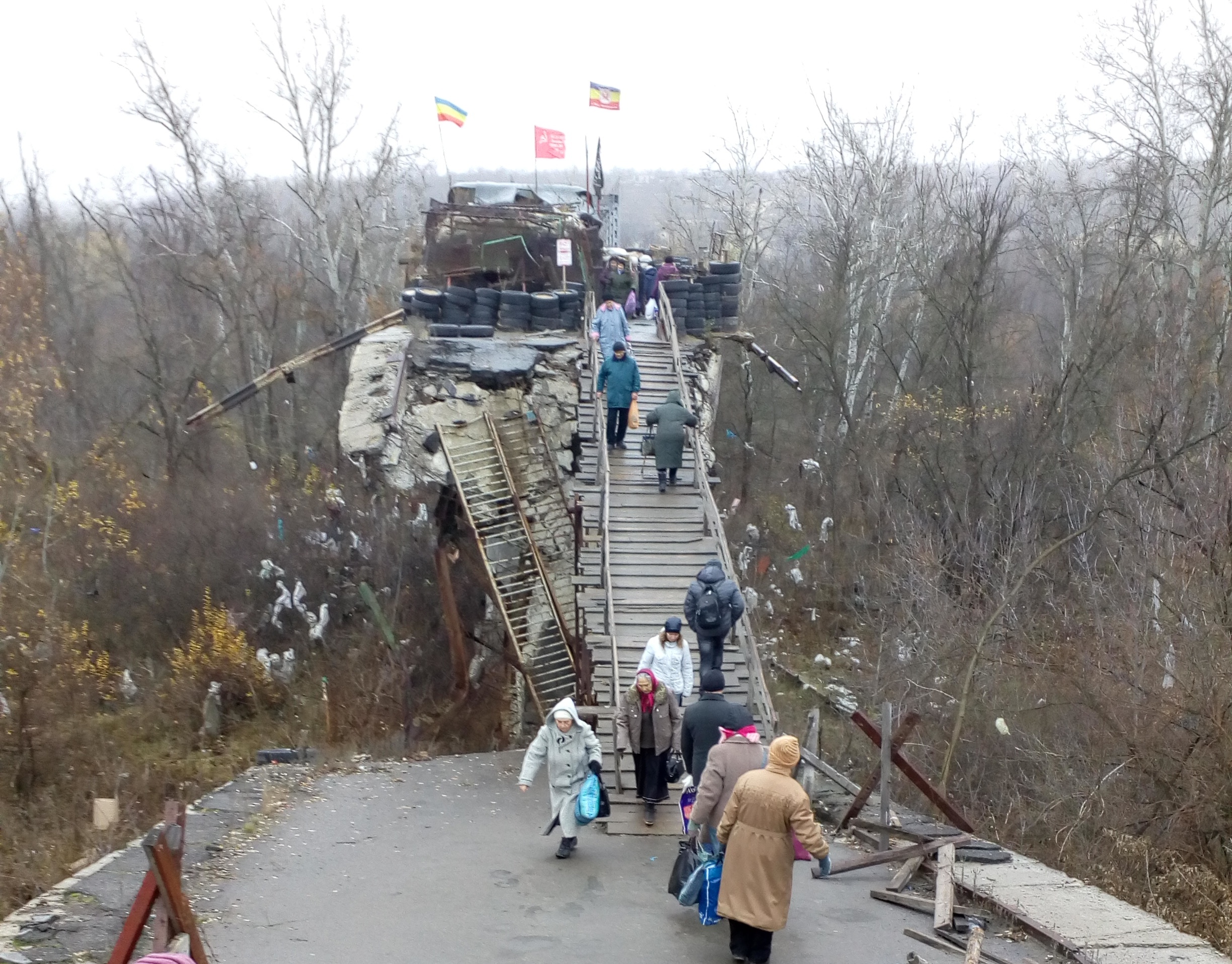 Po ostrzale strategicznych nabrzeży ucierpiał most na Dońcu. Przejście jest możliwe tylko po chybotliwej, drewnianej kładce