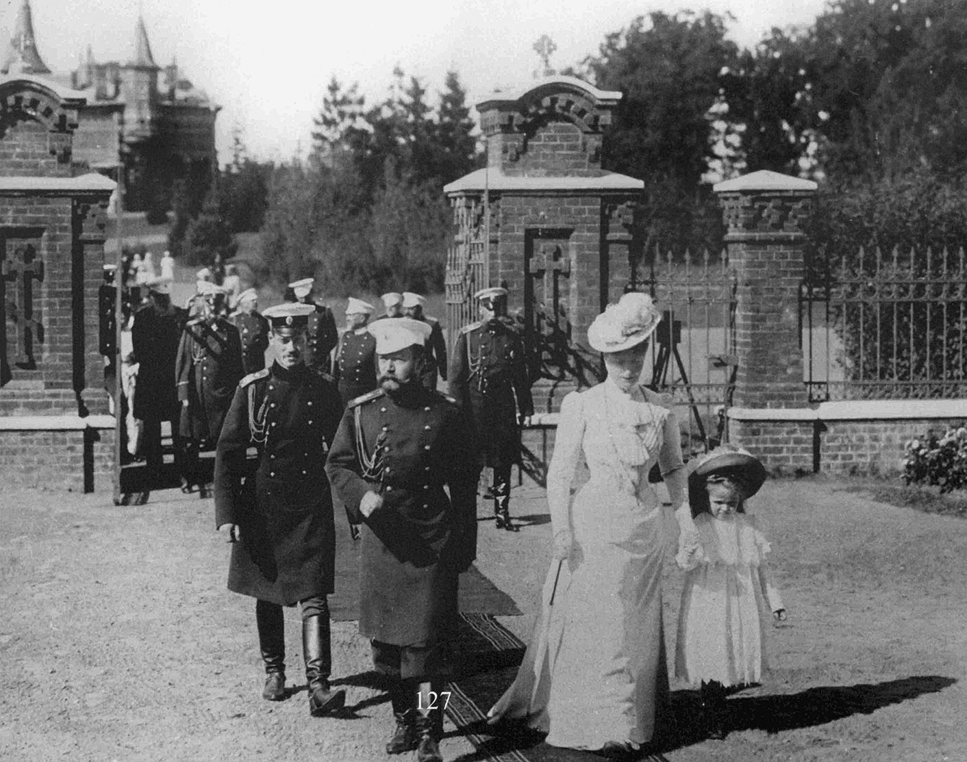Car Mikołaj II z żoną i córką udaje się z pałacu do cerkwi na „obiednię”