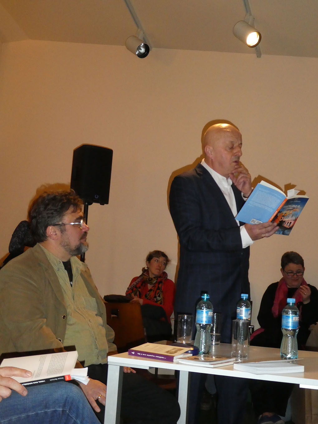 Viktar šałkievič prezentuje svaju knihu na kirmašy ŭ Biełastoku (Fota Miry Łukšy)