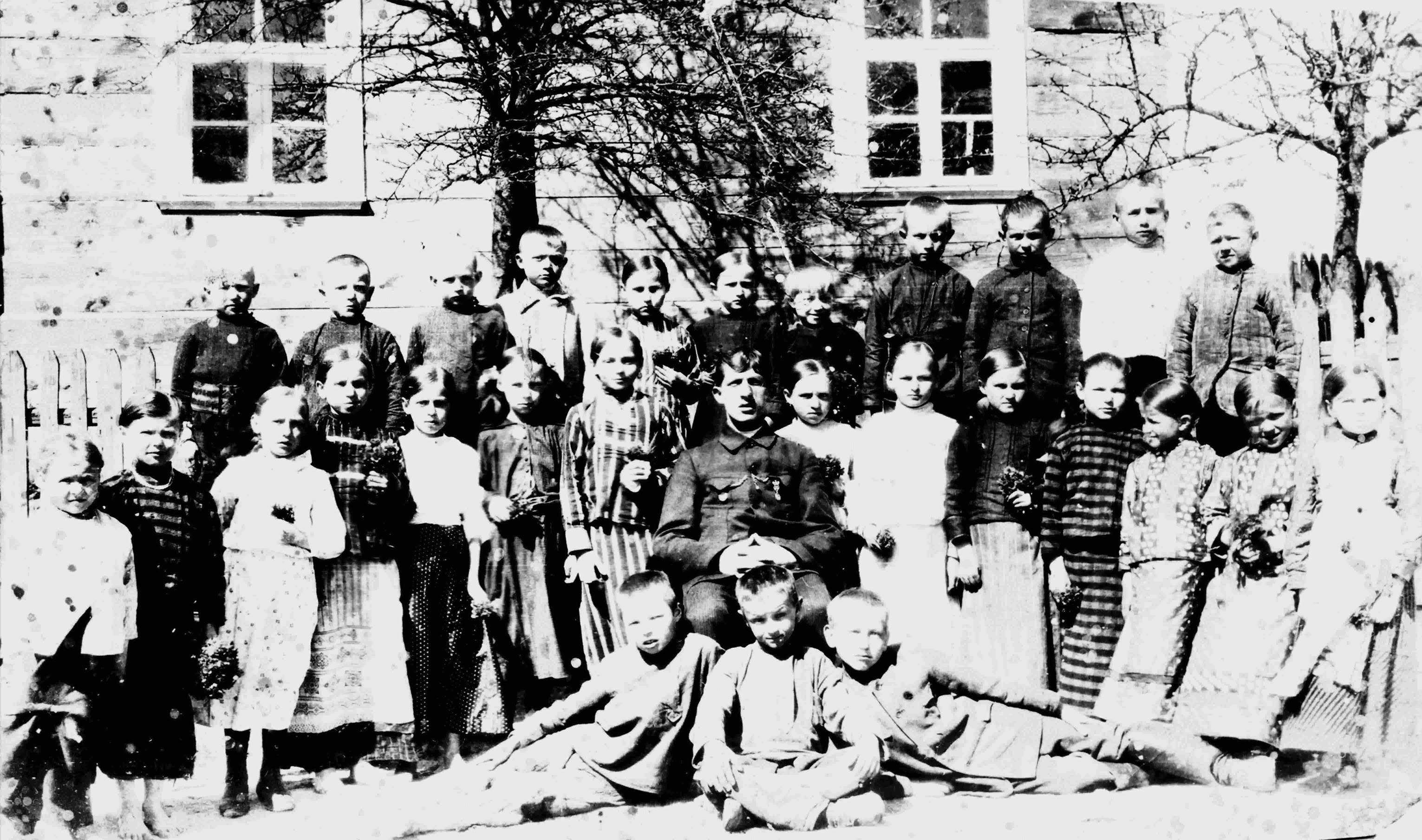 Uczniowie szkoły niemieckiej w Białowieży wraz ze swoim nauczycielem. (Ze zbiorów Heleny Tomalak)