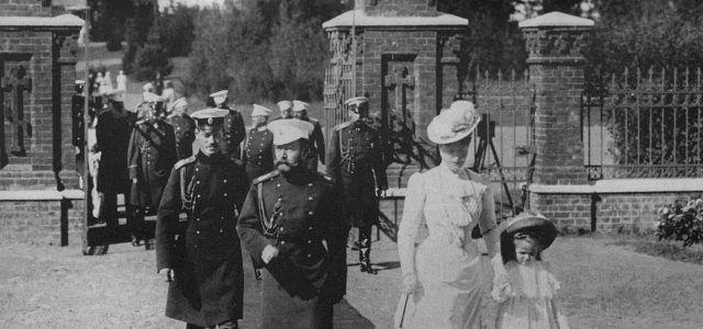 Car Mikołaj II z żoną i córką udaje się z pałacu do cerkwi na „obiednię”