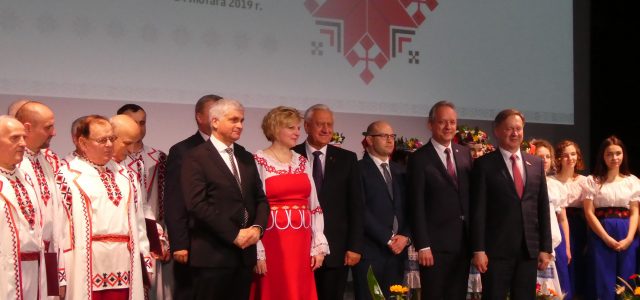 Пачэсны госць з Мінска Міхаіл Мясніковіч падчас сустрэчы з беларусамі Падляшша паміж маршалкам ваяводства Артурам Касіцкім (справа) і ваяводам Багданам Пашкоўскім ды дырыжорам беларускіх калектываў Алінай Негярэвіч (злева)