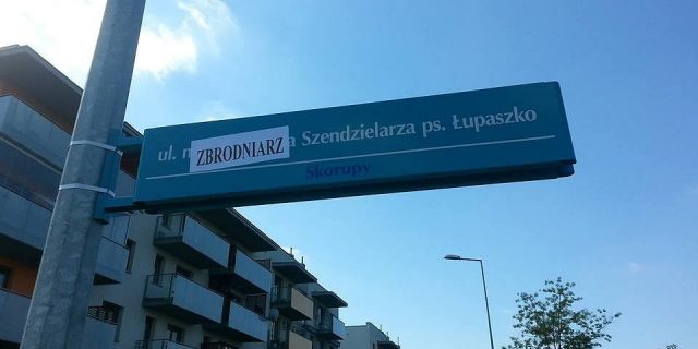 Указальнікі з назвай вуліцы „Лупашкі” няспынна хтосьці аблівае чырвонай фарбай або змяшчае на іх надпісы тыпу „Лупашка – злачынца” (па-польску) (Фота Радыё Рацыя)