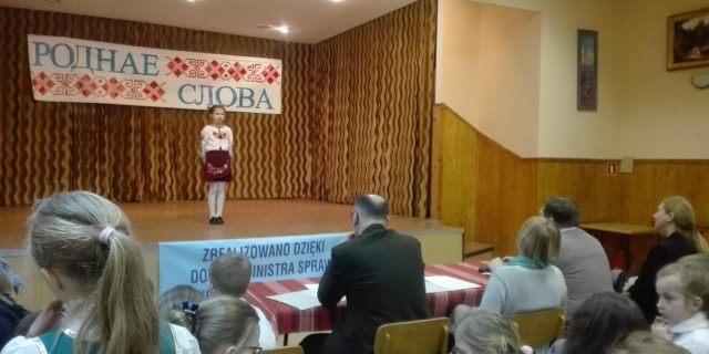 48 раз прайшоў на Беласточчыне дэкламатарскі конкурс „Роднае слова”, арганізаваны Беларускім грамадска-культурным таварыствам для выхаванцаў дзіцячых садкоў ды школьнікаў, якія вывучаюць беларускую мову. Пераможцы адборачных тураў, якія прайшлі м.інш. у сядзібе БГКТ у Беластоку (на здымку) 22 сакавіка прынялі ўдзел у цэнтральным конкурсе ў Бельску-Падляшскім (Фота Радыё Рацыя)