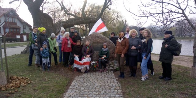 Традыцыяй з 2008 г. сталася ўскладаньне кветак пры камені ў гонар Янкі Купалы, які знаходзіцца ў Гданьску-Аліве (Фота Міхала Куштэйкі)