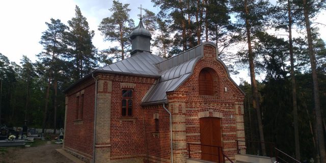 Zabytkowa cerkiew cmentarna św. Jerzego w Supraślu. Na prace renowacyjne w tej świątyni wojewódzki konserwator zabytków przyznał dotację w wysokości 42 tys. zł (Fot. Jerzy Chmielewski)