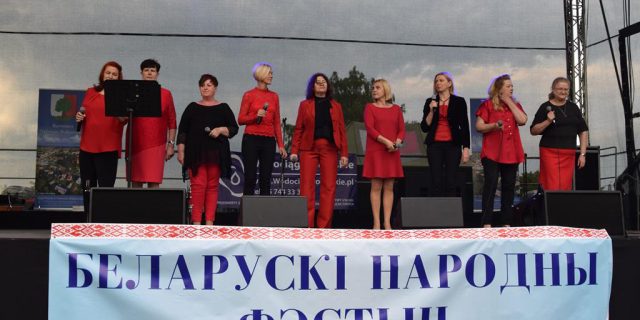 25 траўня ў Дуброве-Беластоцкай Беларускае грамадска-культурнае таварыства распачало цыкл сёлетніх беларускіх фэстаў. Выступілі калектывы: мясцовы Ad Rem (на здымку), Світанак з Беластока, Анімата з Нарвы і Перапёлка з Гайнаўкі (iSokolka.eu)