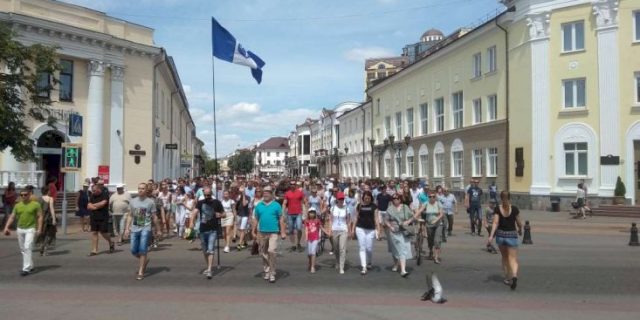 Не сціхаюць пратэсты жыхароў Берасця супраць пабудовы там паблізу жылых кварталаў фабрыкі акумулятараў з увагі на шкодны яе ўплыў на навакольнае асяроддзе. У палове чэрвеня на вуліцы горада выйшла звыш пяцісот пратэстуючых (charter97.org)