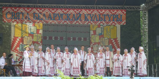 16 чэрвеня ў беластоцкім парку Плянты адбылося XXXIVСвята беларускай культуры, арганізаванае штогод Беларускім грамадска-культурным таварыствам. На сцэне выступілі 24 калектывы з Беласточчыны ды хор народнай песні „Родніца” выкладчыкаў і супрацоўнікаў Беларускага дзяржаўнага ўніверсітэта ў Мінску (Фота Міры Лукшы)