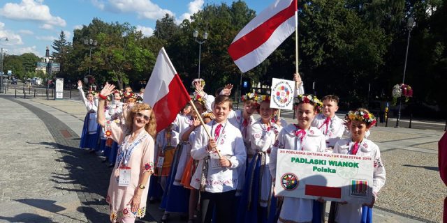 Падчас цырымоніі адкрыцця 12-га міжнароднага фестывалю музыкі, мастацтва і фальклору „Падляшская актава культур” у Беластоку. Танцавальны „Падляшскі вянок”, які дзейнічае пры аб’яднанні АББА і калектыў з Беларусі выступілі пад рознымі нацыянальнымі сцягамі. Фота Радыё Рацыя