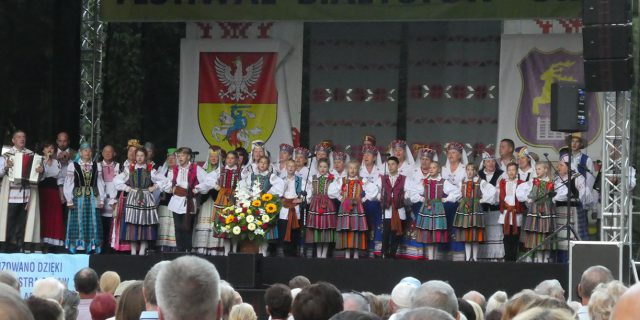 8 верасня у беластоцкі парку Плянты падчас фестывалю Беласток – Гродна на сцэне выступілі калектывы беларускай меншасці з Падляшша і польскай з Беларусі (Фота Міры Лукшы)