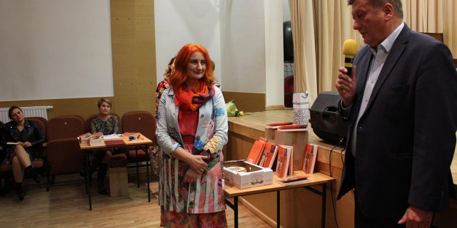 Słowa podziękowania przekazuje autorce wójt gminy Gródek Wiesław Kulesza (Fot. Jerzy Chmielewski)