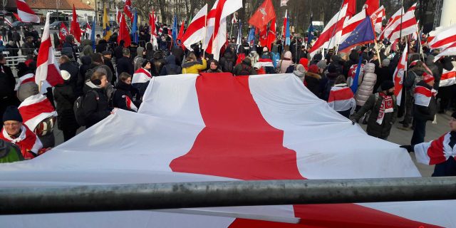 Мора бел-чырвона-белых сцягоў на ўрачыстым перапахаванні паўстанцаў у Вільні. Такіх абразкоў не паказала, вядома, Беларускае тэлэбачанне ў Мінску, але, як не дзіўна, таксама польскае тэлебачанне ў трансляцыі ў жывым эфіры. Толькі на Белсаце, які таксама трансляваў віленскія ўрачыстасці, было паказана мора беларусаў з гістарычнымі дзяржаўнымі сцягамі, якія прыехалі з розных рэгіёнаў Беларусі, таксама з Беласточчыны і ЗША. (Фота Радыё Рацыя)