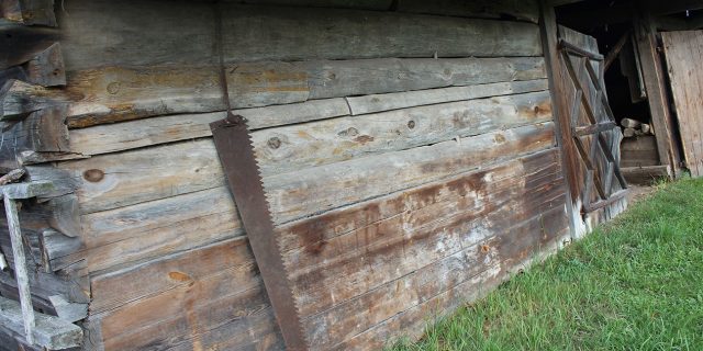 Takoju piłoju rezali materyjał na chaty i druhija dzieraviannyja budynki (Fatahrafija aŭtara)