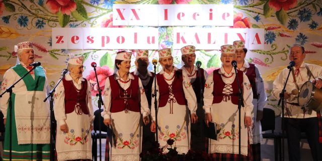 16 лістапада ў Доме культуры імя Кастуся Каліноўскага ў Гарадку юбілей 20-годдзя адзначыў калектыў Каліна з Залук. Спявачак, якімі кіруе Віктар Леанкевіч, віншавалі ўлады гміны, беластоцкага павету і сябруючыя калектывы. «Каліне» з нагоды юбілею жадаем яшчэ шмат поспехаў, многіх гадоў на сцэне, шчасця і здароўя! (Фота Міры Лукшы)