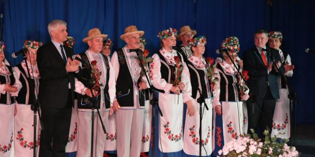 Юбіляраў віншуюць ваявода падляшскі Багдан Пашкоўскі ды бургамістр Бельска Яраслаў Бароўскі (Фота Радыё Рацыя)