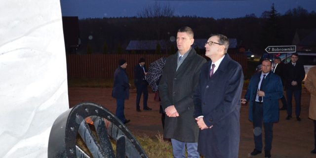 Premier Mateusz Morawiecki i minister Dariusz Piontkowski po złożeniu wieńca wczytują się w dwujęzyczne epitafium na pomniku (Fot. Wiadomości Gródeckie – Haradockija Nawiny)