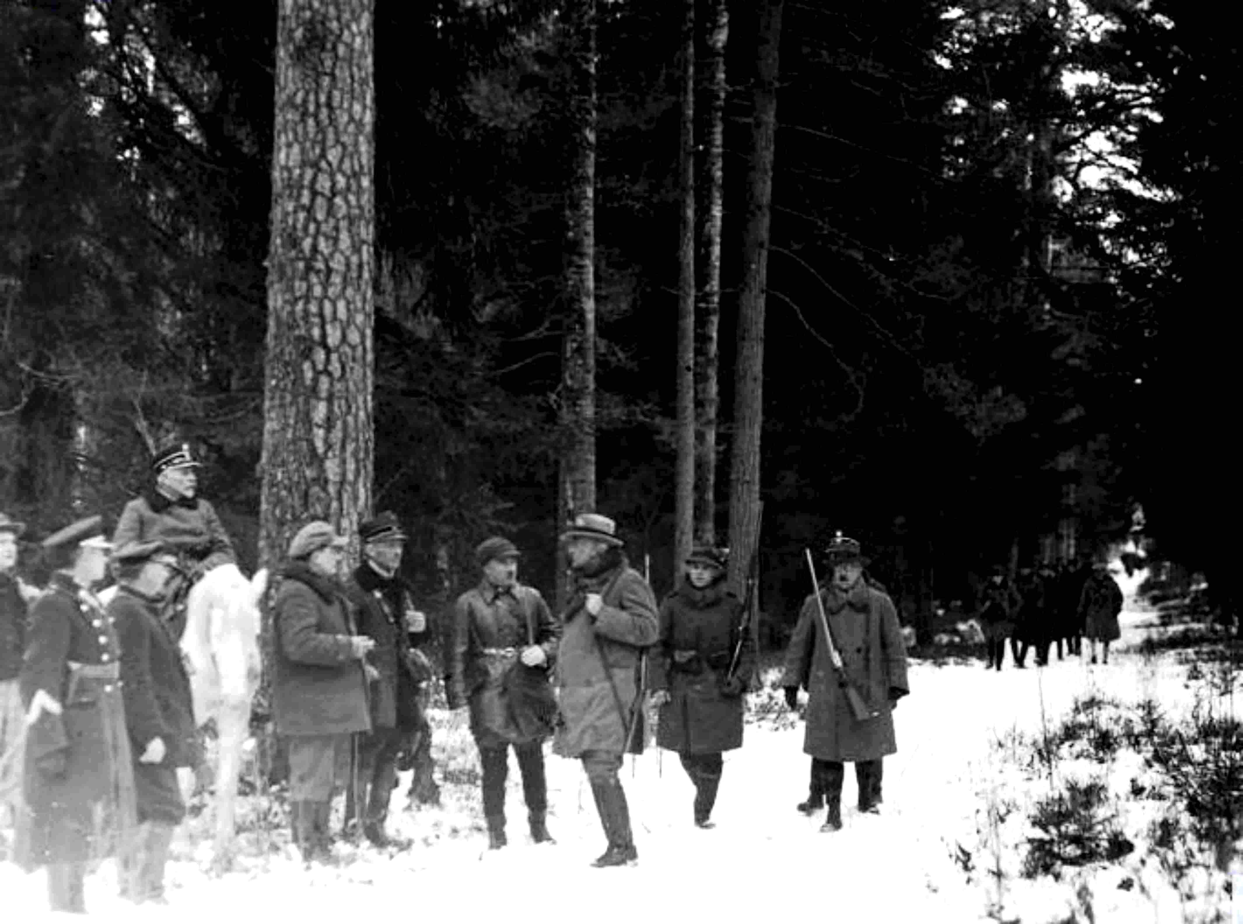 Prezydent Mościcki w rozmowie z uczestnikami polowania. Na białym koniu siedzi łowczy Stefan Charczun. Źródło: „Kurjer Poranny” (Nr 26/1930)