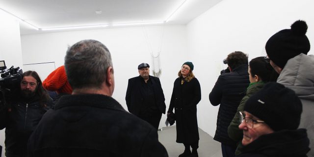 Мастачка Іза Тарасэвіч і старшыня Фонду Віла Сакратас праф. Лявон Тарасэвіч (супадзенне прозвішчаў выпадковае) 19 снежня падчас адкрыцця выстаўкі ў Галерэі „Крынкі” Фота Юркі Хмялеўскага