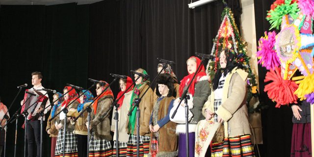 Дзіцяча-моладзевы калектыў „Званочкі” з Гайнаўскага дому культуры падчас студзеньскага агляду „Гвязда і калядка” Фота Юркі Хмялеўскага