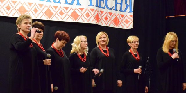 25 і 26 студзеня ў Сямяцічах і Дуброве-Беластоцкай пачаліся раённыя агляды фестывалю „Беларуская песня – 2020”. На здымку калектыў „Экзіт” з Крынак на сцэне дуброўскага кінатэатра iSokolka.eu