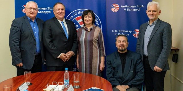 1 лютага дзяржаўны сакратар ЗША Майкл Пампеа (другі злева) падчас свайго візіту ў Мінск сустрэўся таксама з беларускімі праваабаронцамі Фота з сацыяльных сетак