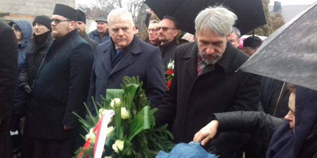 30 студзеня ў Бельску-Падляшскім падчас адзначэння гадавіны злачынстваў польскага ўзброенага падполля вянок ля магілы закатаваных 74 гады таму вазакоў усклаў м.інш. старшыня Cойміку Падляшскага ваяводства Багуслаў Дэмбскі (пасярэдзіне). Побач ваяводскі радны Славамір Назарук Фота Радыё Рацыя