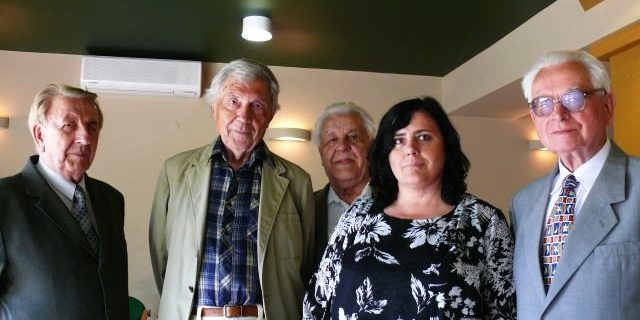 Дзмітры Шатыловіч (крайні злева) з сябрамі з літаб’яднання „Белавежа”. Беласток, 2008 г.