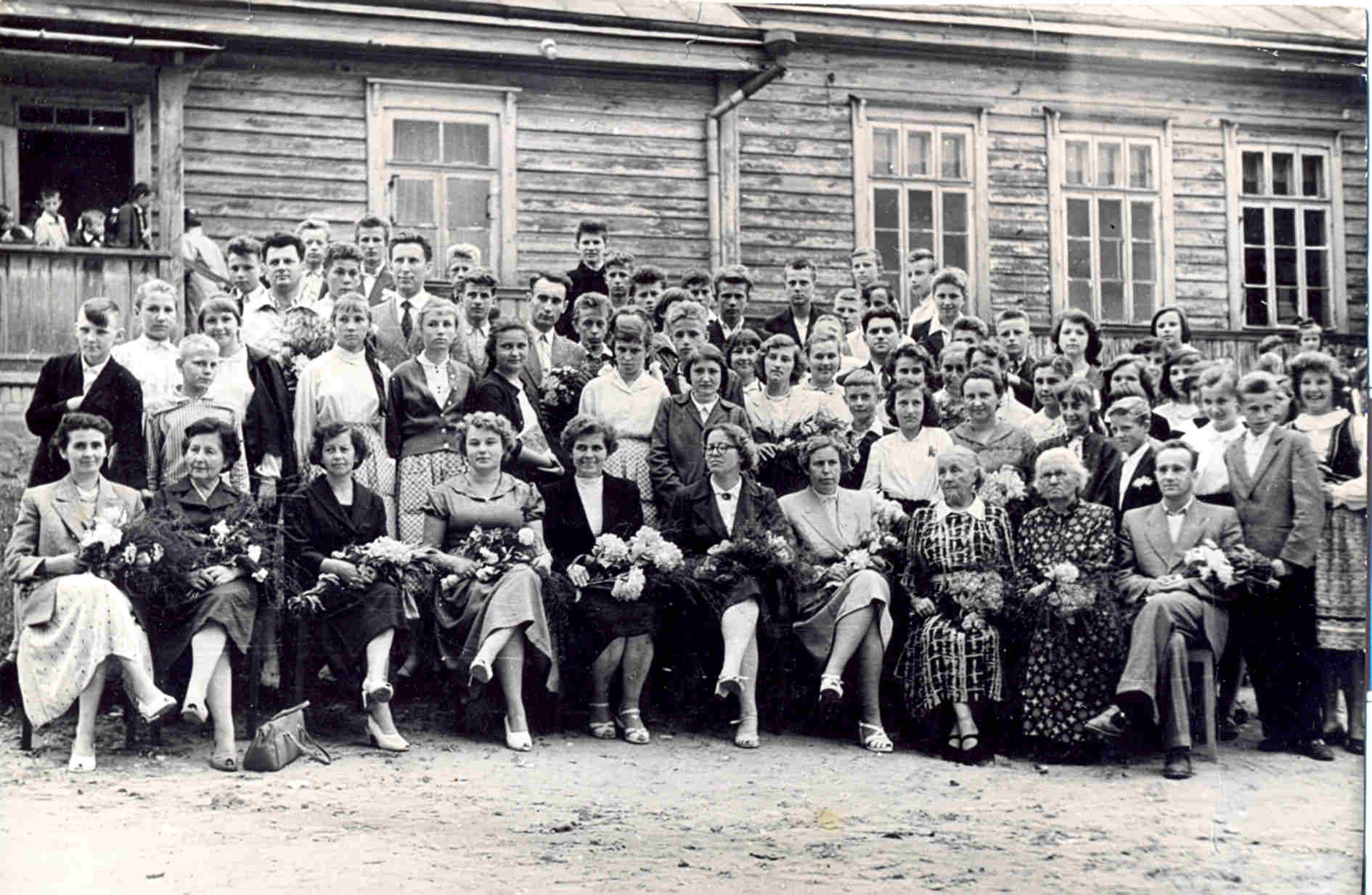 3. Zakończenie roku szkolnego 1958/59 w Białowieży. Maria Wołoszowa – w pierwszym rzędzie, trzecia od prawej