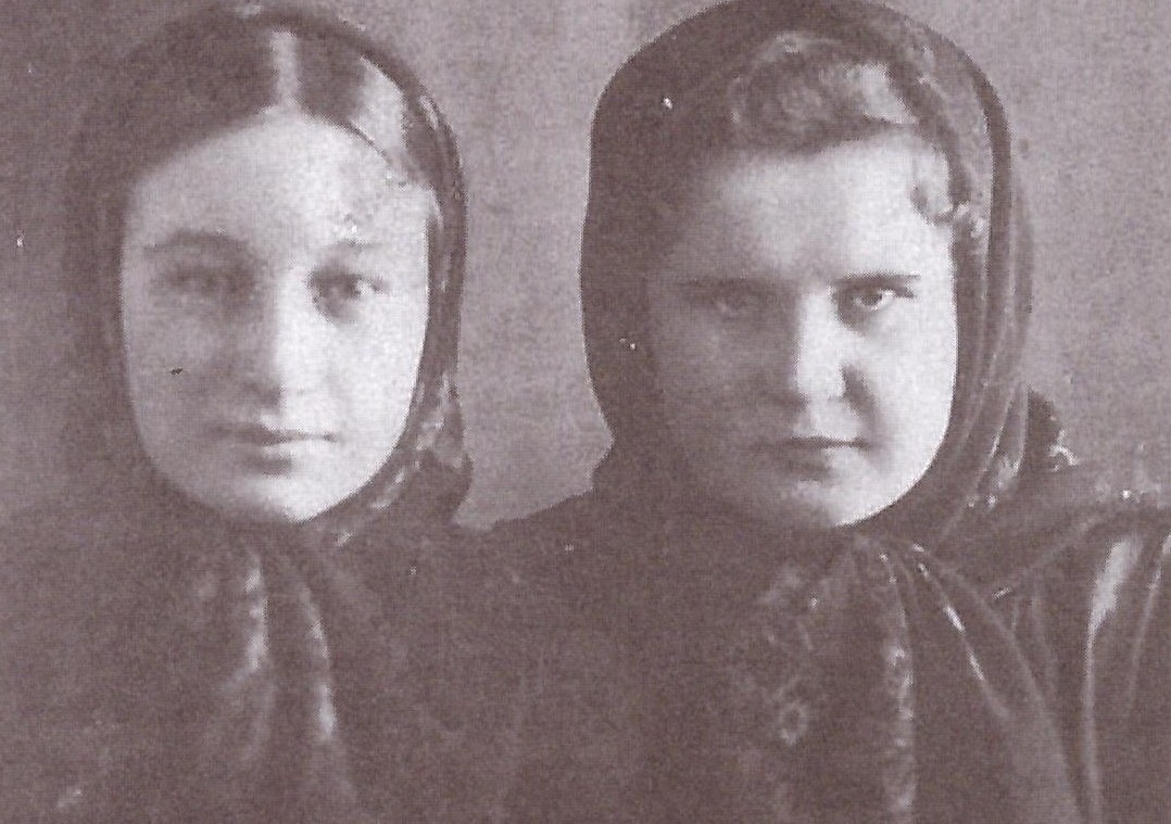 Марыя Кавалеўская і Надзея Дземідовіч, Слонім, 1943 г.