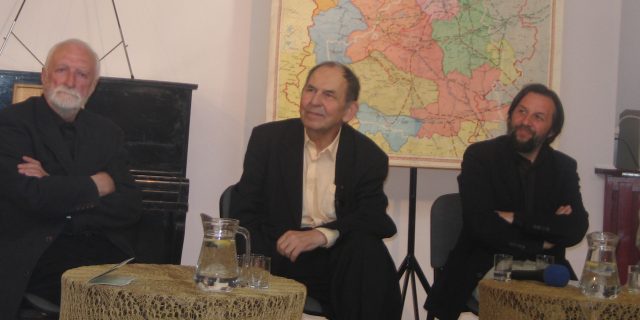 Праф. Анджэй Струміла, Сакрат Яновіч і старшыня Фонду Пагранічча Кшыштаф Чыжэўскі падчас прэзентацыі „Кнігі Вялікага княства літоўскага” ў траўні 2009 г. у Беластоку Фота Юркі Хмялеўскага