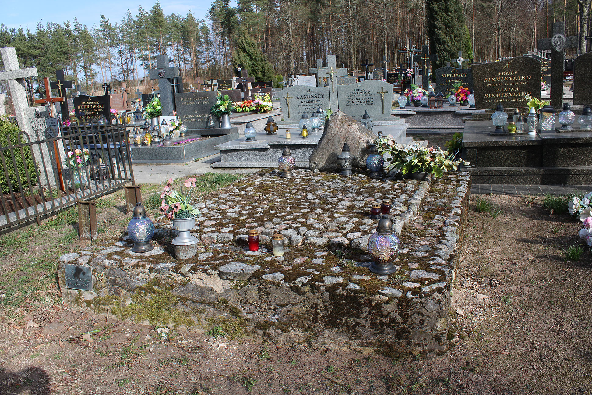 Grób Franciszka Pietkiewicza na cmentarzu katolickim w Krynkach. Spoczywa w nim też żona Julia (kwiecień 2020 r.) Fot. Jerzy Chmielewski