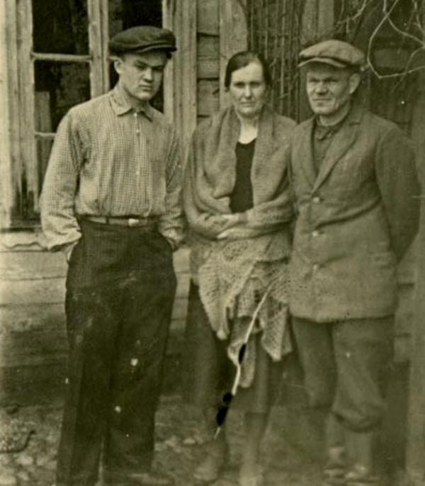 З бацькамі, 1930-я гады