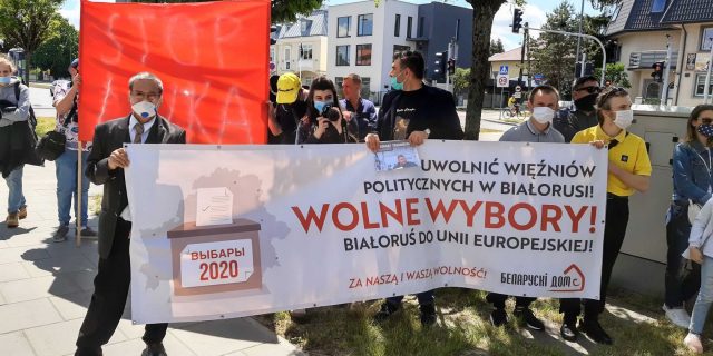 Пікет ля пасольства Беларусі ў Варшаве Фота Радыё Рацыя