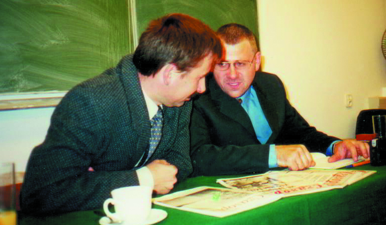 2000 г. Рэд. Юрка Хмялеўскі (справа) з калегай Вечаславам Харужым падчас сустрэчы з нагоды 10-годзьдзя „Часопісa” Фота з архіва рэдакцыі
