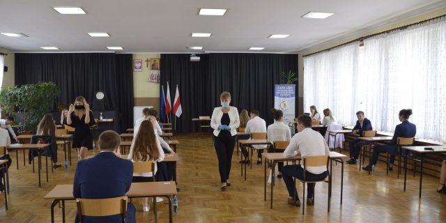 З увагі на каронавіруса экзамены на атэстат сталасці адбыліся месяц пазней. На здымку – падчас экзаміну ў гайнаўскім беларускім ліцэі Фота са старонкі ліцэя ў Фейсбуку