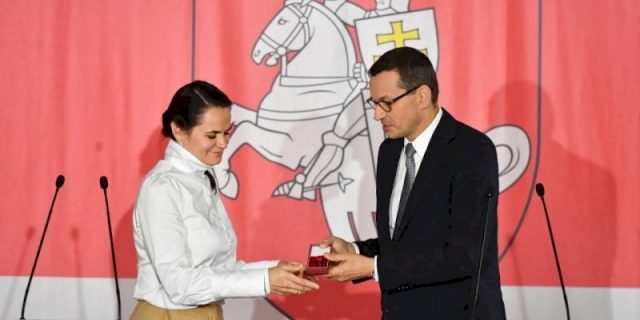 Кіраўнік польскага ўраду Матэвуш Маравецкі перадаў Святлане Ціханоўскай сімвалічныя ключы да новай сядзібы Беларускага дому ў Варшаве Charter97.org