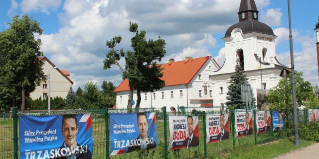 Рад выбарчых плакатаў насупраць супраскага манастыра Фота Юркі Хмялеўскага