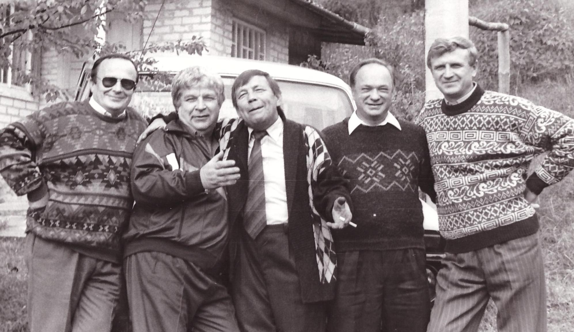 Іван Сяргейчык (крайні справа) са сваімі землякамі, 1996 г.