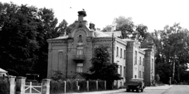 Budynek w Białowieży, w którym mieścił się Sąd Grodzki. W sierpniu 1925 roku odbyła się w nim pierwsza rozprawa sądowa przeciwko zabójcom leśniczego Skąpskiego. Początek lat 60 Fot. Jan Bodurka