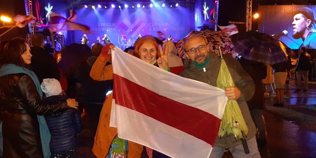 Наш рэдакцыйны сябра Юрка Сульжык і яго жонка Дарота на канцэрсе „Сэрцам з Беларуссю” ў Беластоку Фота Соні Сульжык