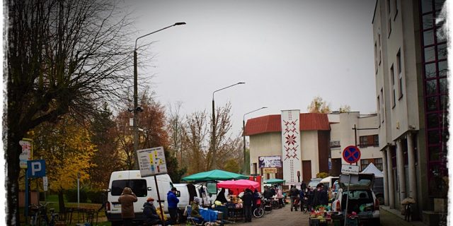 Мастак Міраслаў Здрайкоўскі і беларускі мурал яго аўтарства ў Гайнаўцы Фота Беларускага музея ў Гайнаўцы