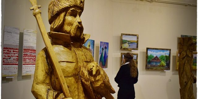 Выстава разьбы і жывапісу з пленеру„Мая малая айчына” Фота Беларускага музея ў Гайнаўцы