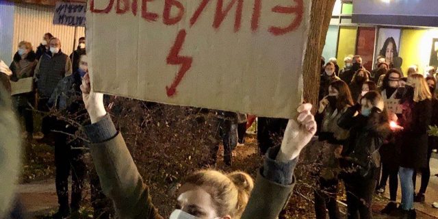 Нашага рэгіёну таксама не абмінулі жаночыя дэманстрацыі, якія захлынулі Польшчу, калі Вярхоўны суд з падачы кіруючай партыі Prawo i Sprawіedliwość прызнаў незаконным правядзенне абортаў ў выпадку пагрозы жыццю плода. На здымку – жаночы пікет 28 кастрычніка ў Гайнаўцы з яркім лозунгам на тутэйшай мове Фота з Фейсбука