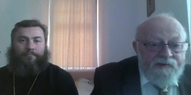 Prof. Aleksander Naumow podczas ceremonii online wrкczenia nagrуd marszaіka. Z tyіu biskup supraski Andrzej (nominacjк laureata do nagrody zіoїyіa Akademia Supraska) Wrota Podlasia