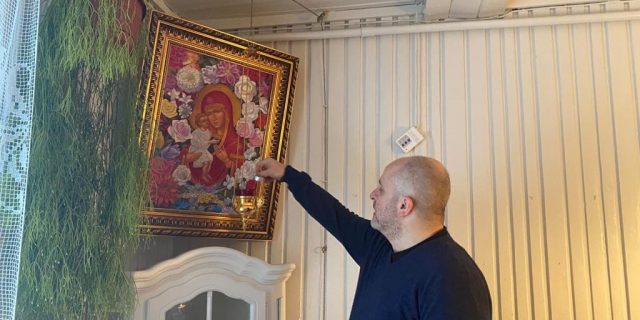 Павел Коваль 6 студзеня 2021 г. у праваслаўны калядны вечар запальвае лампадку пад іконай у віле Сакрата ў Крынках Фота са старонкі Паўла Коваля ў Фейсбуку