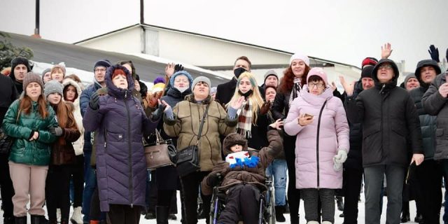 21 лютага сотні вернікаў пратэстанцкага збору Новае жыццё маліліся на марозе пад адкрытым небам побач будынку свайго храма, які пару дзень раней адабралі ім улады пад прэтэкстам будовы на гэтым месцы школы. Беларускія пратэстанты не маюць сумнення, што сапраўднай прычынай было тое, што іхні пастыр не адзін раз заклікаў беларускія ўлады спыніць рэпрэсіі ў краіне. Наша Ніва