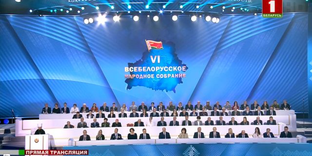 Wypisz, wymaluj prezydium zjazdów partii komunistycznych w byłym bloku wschodnim. Przy mównicy prawosławny egzarcha Białorusi metropolita Beniamin