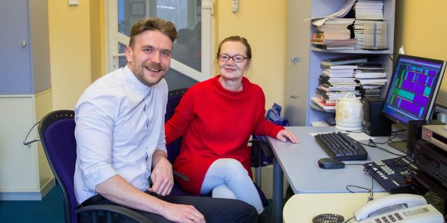 Рэпартаж „Песні прабуджэння” („Pieśni przebudzenia”) Аліцыі Петручук і Змітра Косціна з Польскага Радыё Беласток (на здымку) будзе рэпрэзентаваць польскае радыёвяшчанне ў міжнародным конкурсе Prix Italia. Распавядае ён пра мінулагоднія драматычныя падзеі ў Беларусі. Прызы ў конкурсе Prix Italia, арганізаваным з 1948 г. у Італіі для аўтараў з радыё, тэлебачання і інтэрнэту, называюць „радыёвымі аскарамі”. Фота Польскага Радыё Беласток (Сыльвіі Красоўскай)