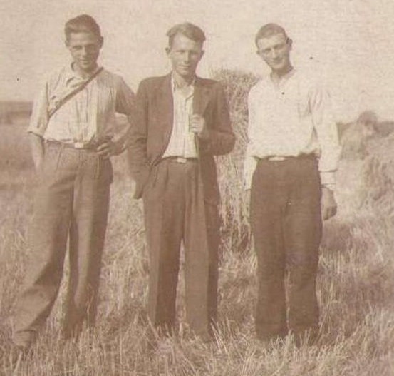 Міхаіл Макулік (у цэнтры) з сябрамі, 1940-я гады